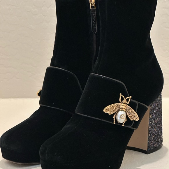 Gucci Black Velvet Boots w/ Vintage Bee - Picture 2 of 11